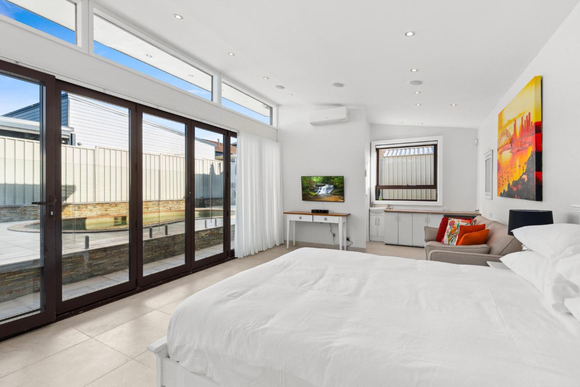 Outstanding 4-bed With Garden Pool &