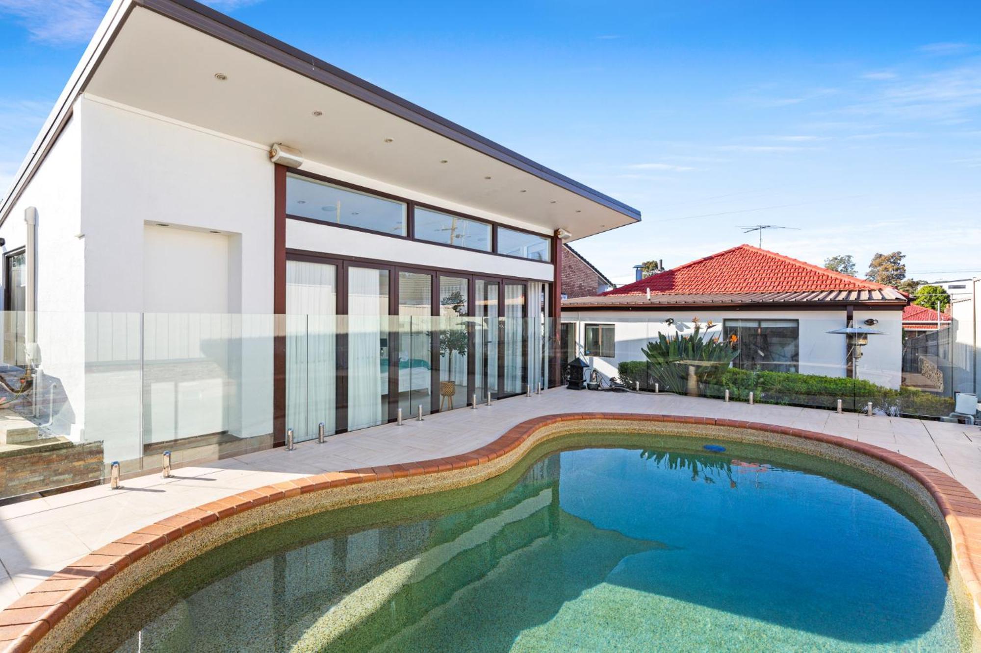 Outstanding 4-bed With Garden Pool & *